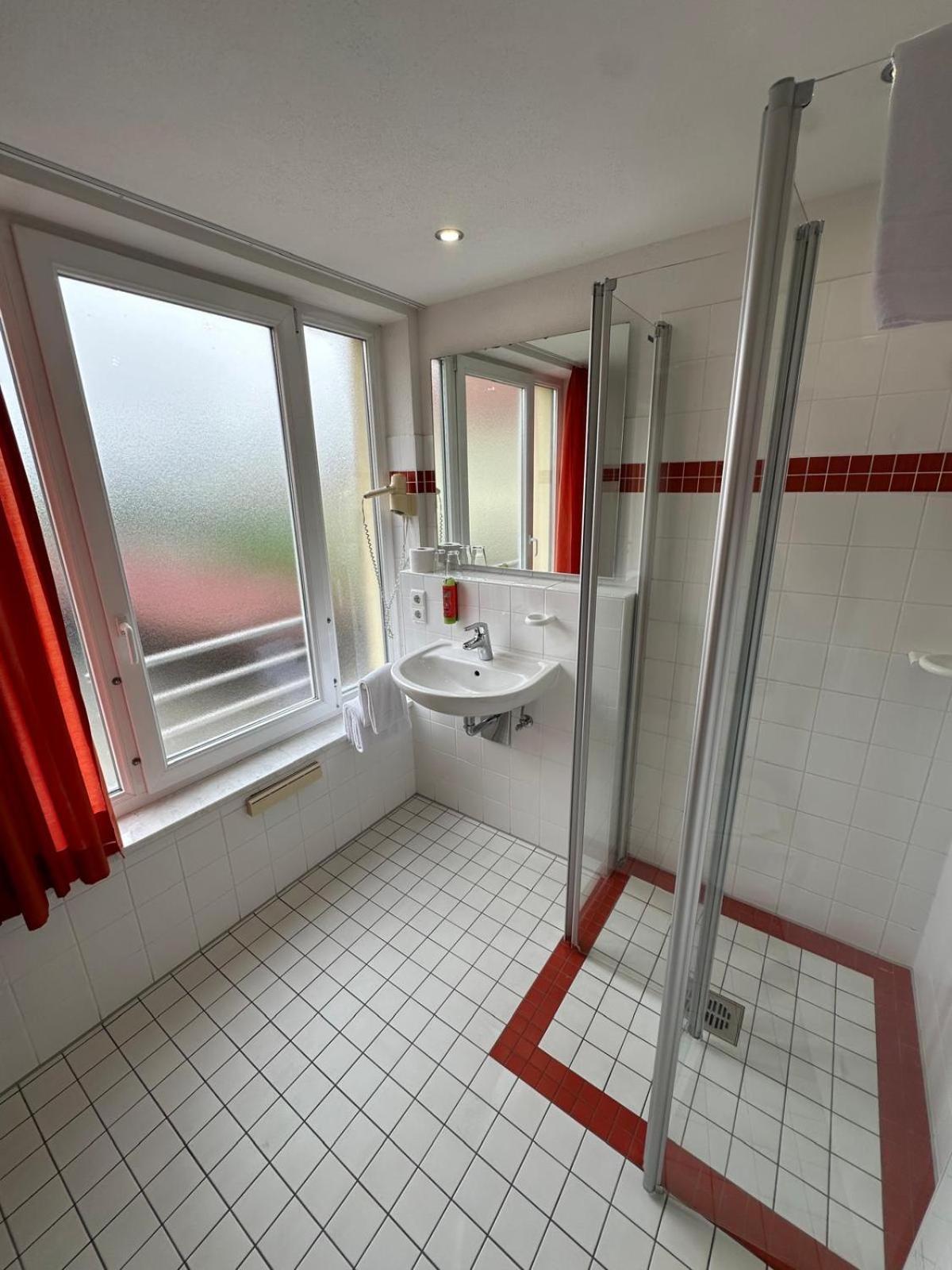 Gasthaus - Hotel Neue Post Meitingen Екстериор снимка